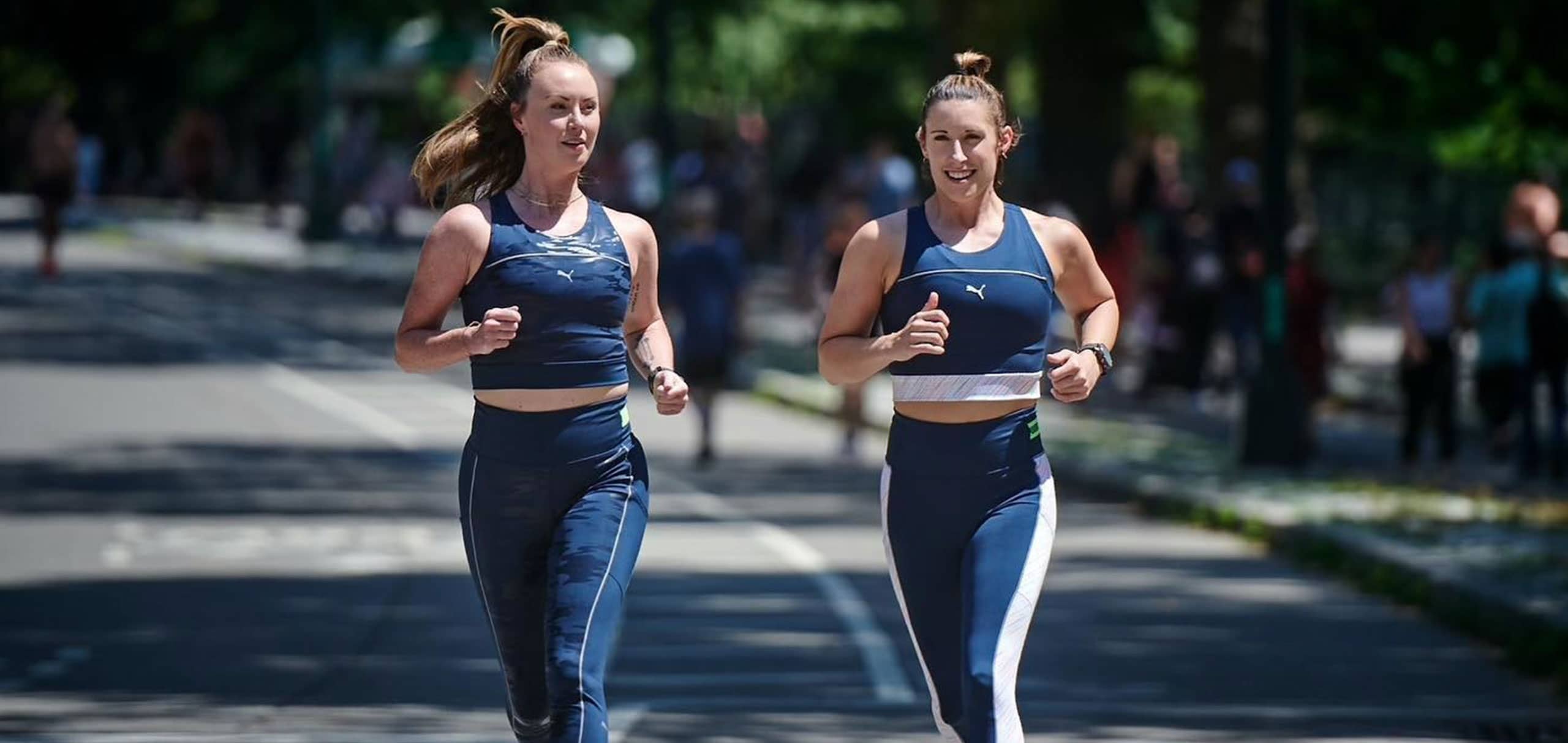 Deux femmes côte à côte en train de courir