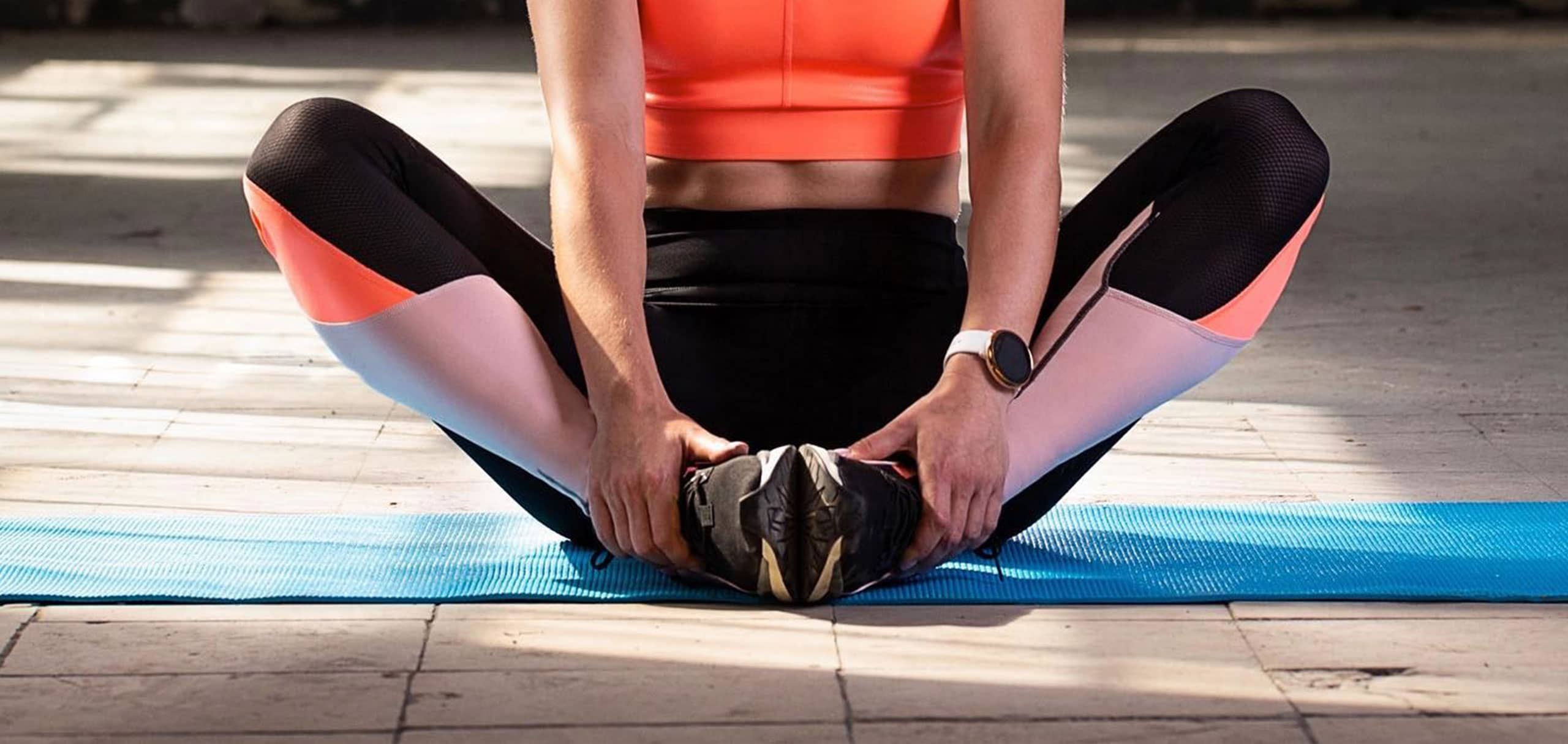 Femme pratiquant un exercice sur un tapis de yoga