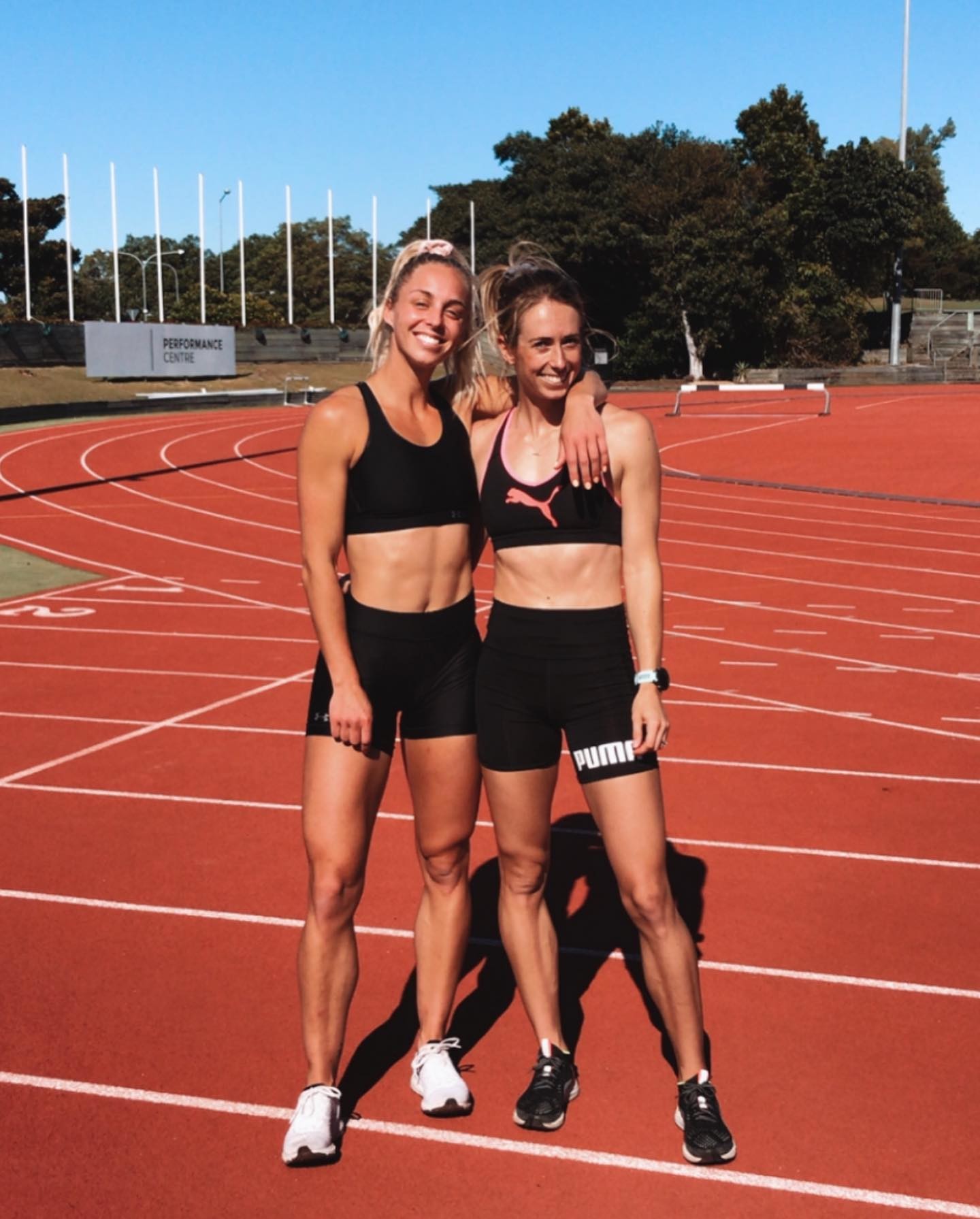 Deux femmes en tenue de running PUMA debout sur une piste d’athlétisme