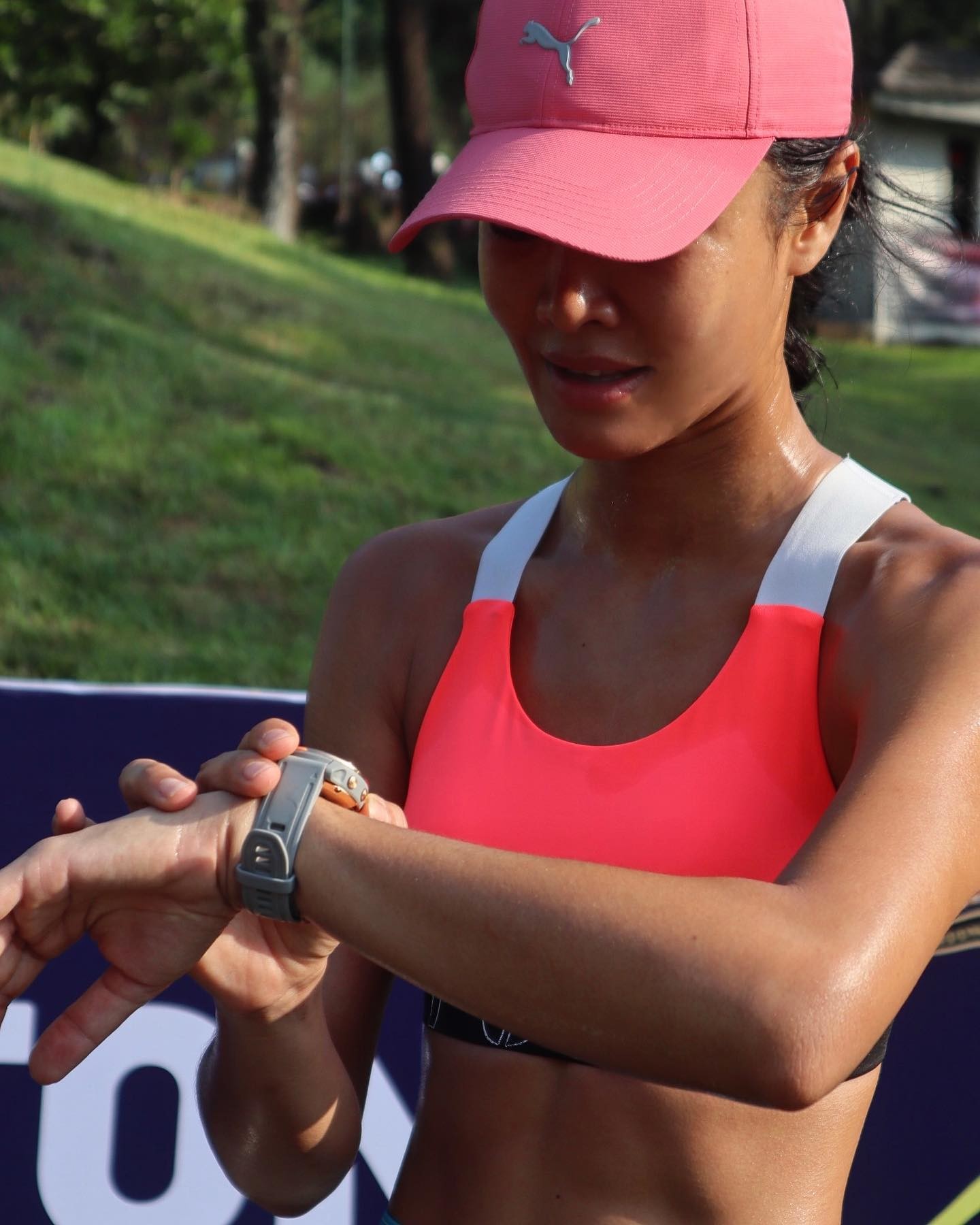 Läuferin in Sportkleidung schaut auf ihre Smartwatch