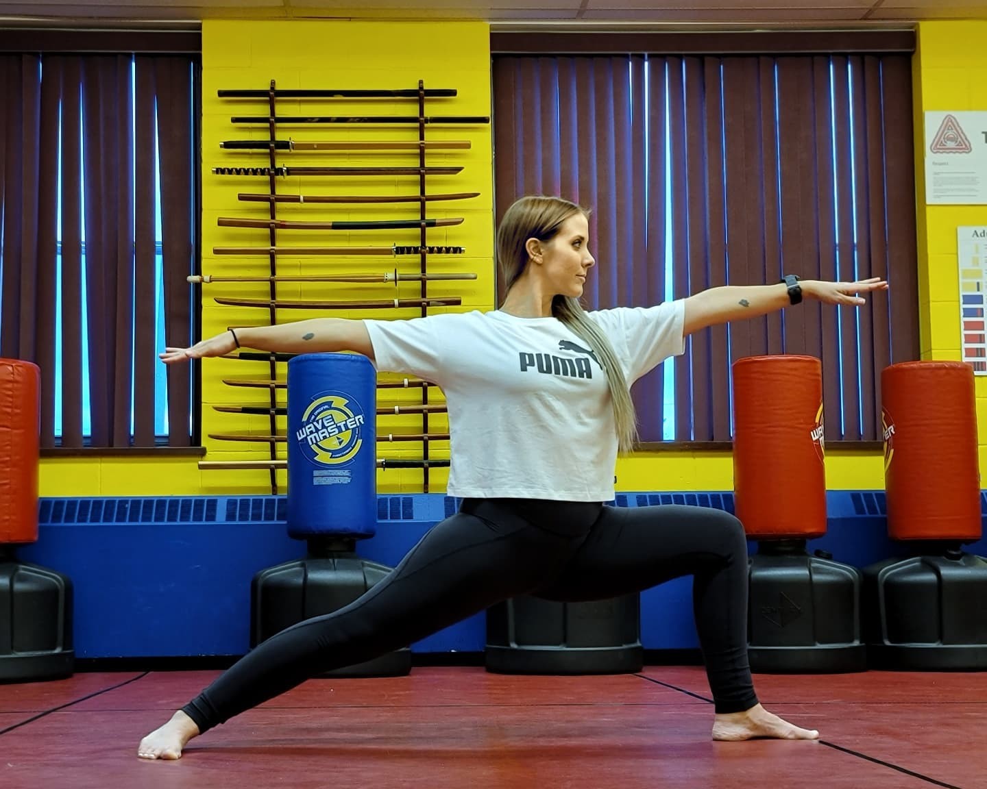 Femme en tenue de yoga PUMA en posture du guerrier