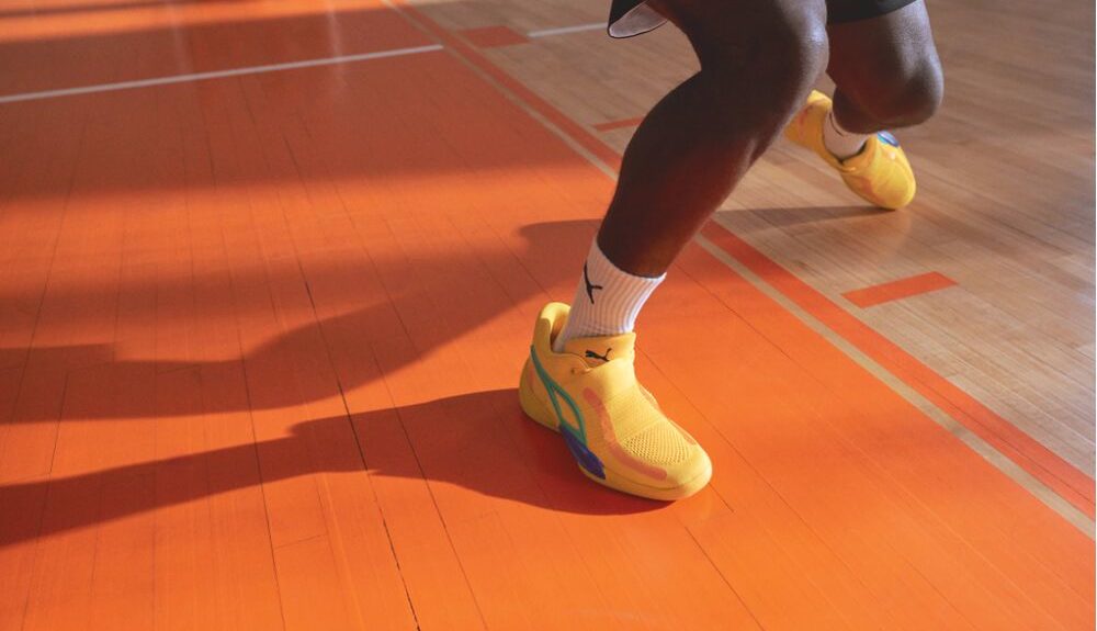 Detail von gelben Mid-Cut PUMA Basketballschuhen mit grünem Logo