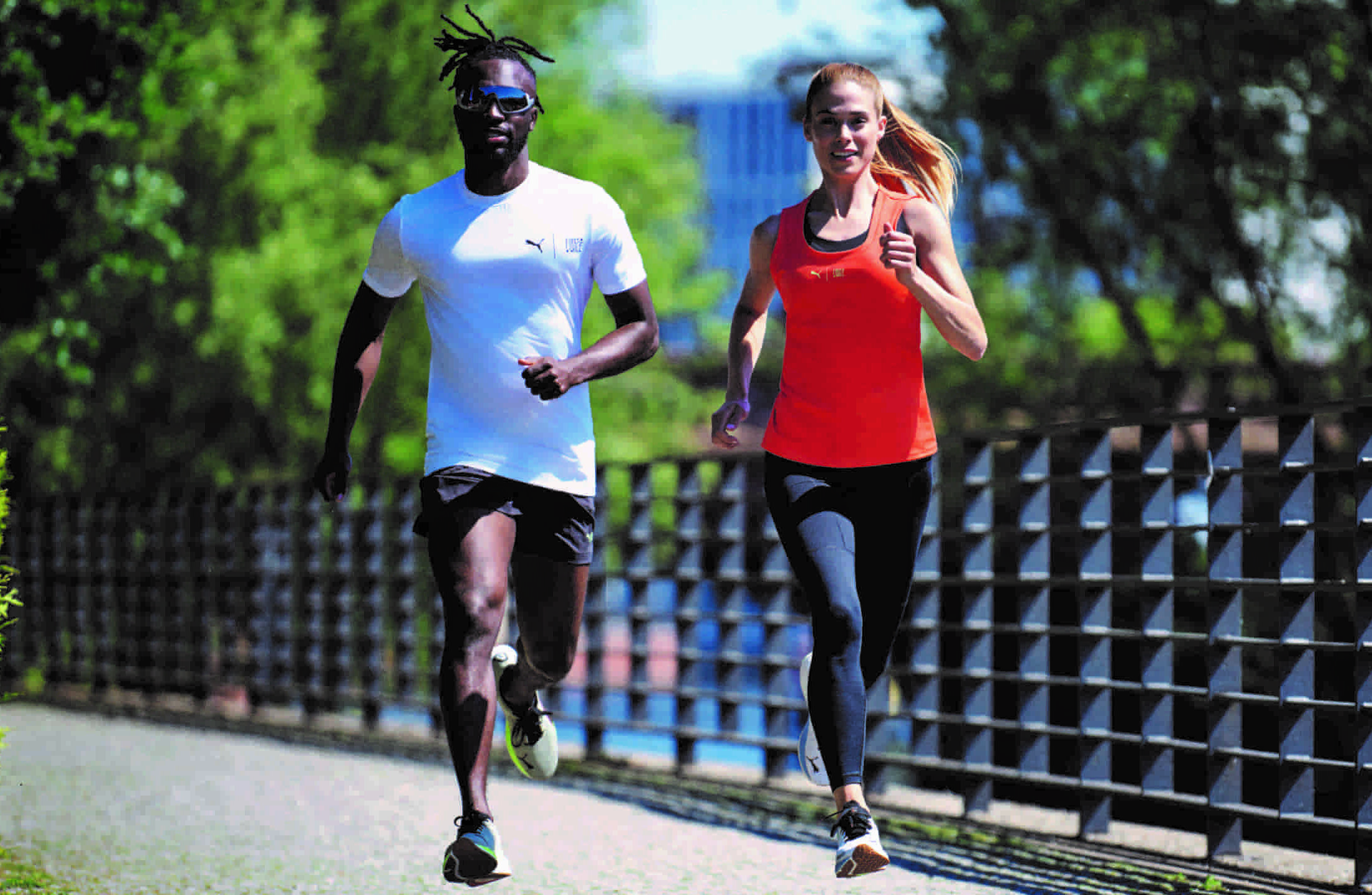 Een man en een vrouw rennen