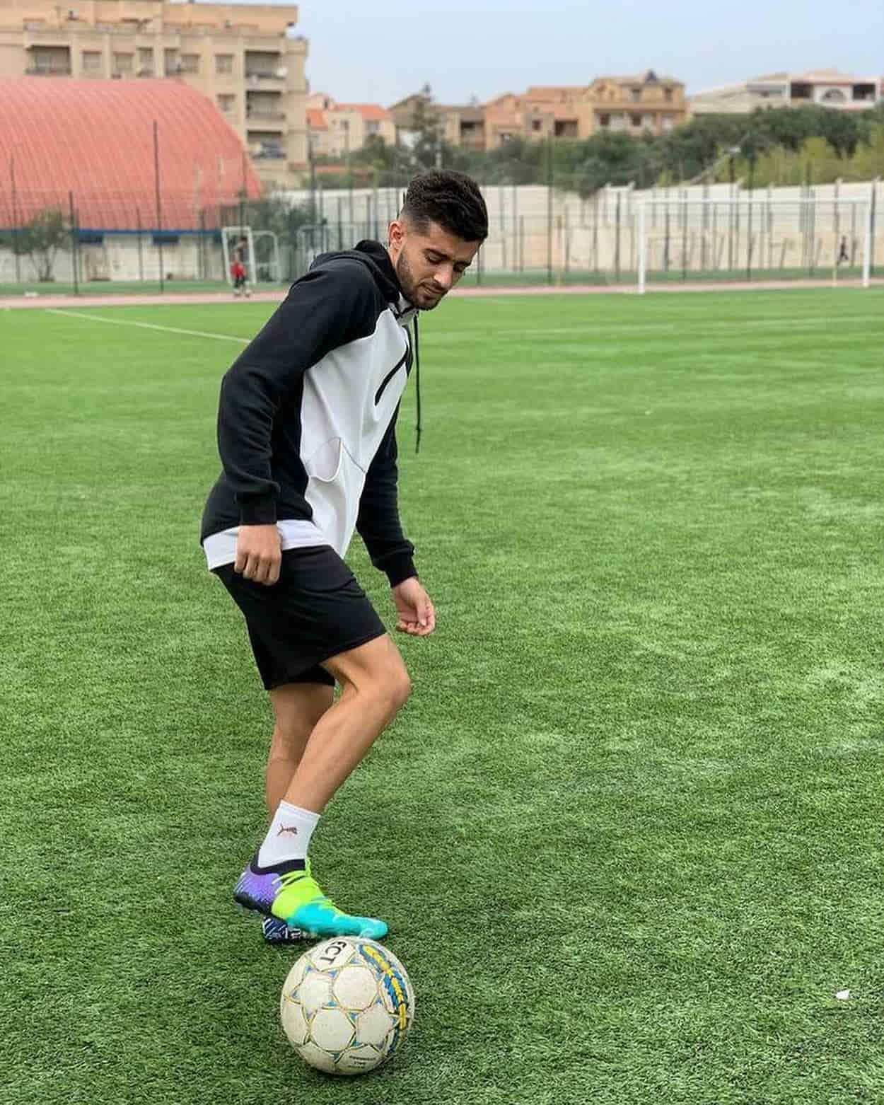 Fußballer beim Training am Fußballplatz mit türkisen PUMA Fußballschuhen