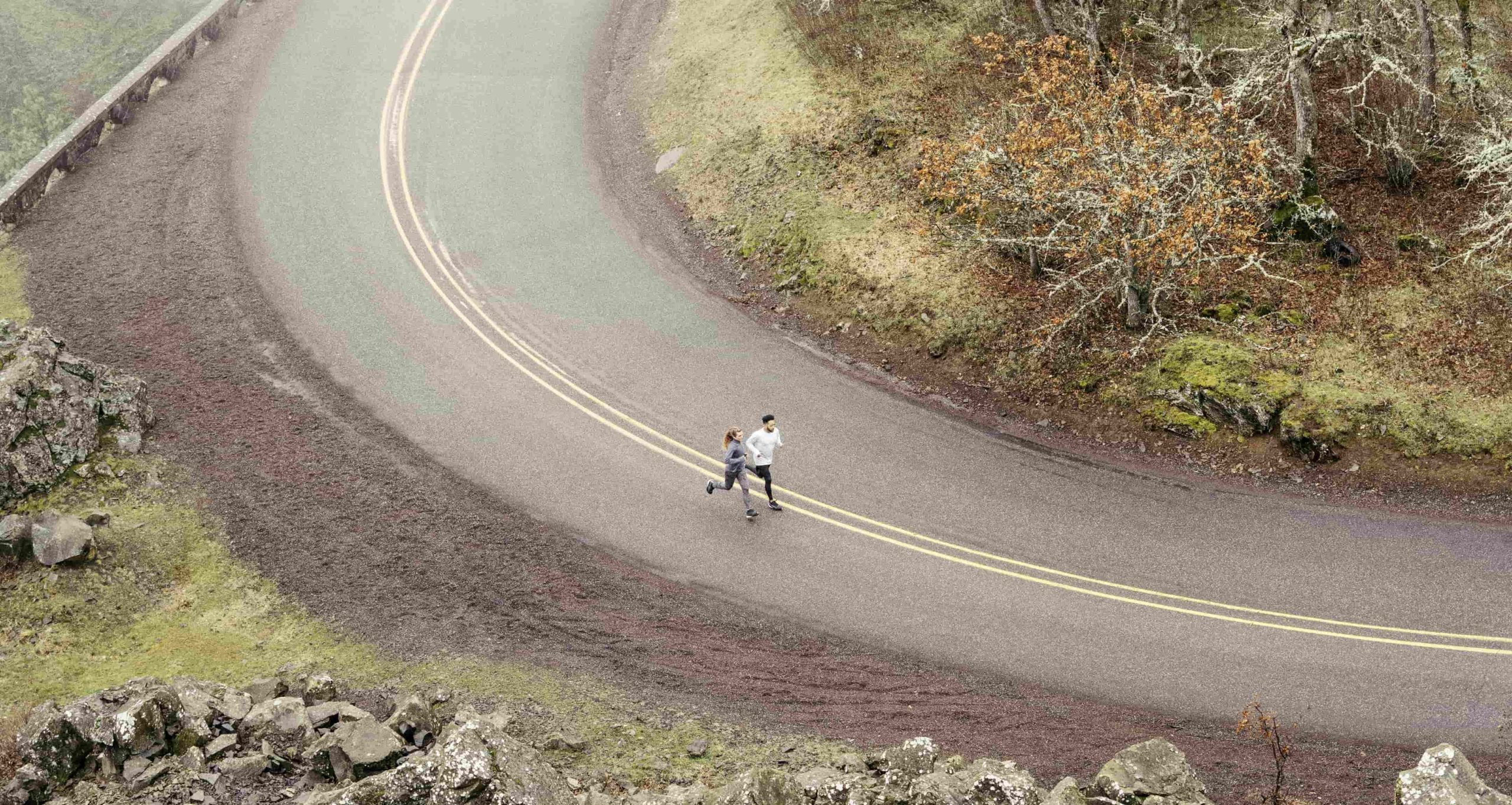 Vue du ciel d'un homme et une femme en train de courir sur une route