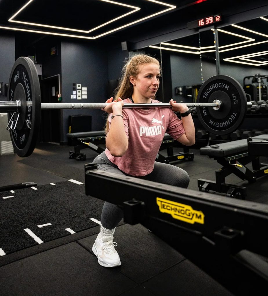 Woman Doing Jambes Exercice Sur Machine Steppers D'escalier, Dans Une Salle  De Sport