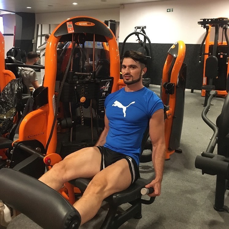 Une femme en tenue de fitness PUMA fait des squats dans une salle de gym