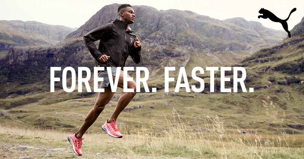 Un homme en tenue de course PUMA en train de faire son jogging dans la nature. Le slogan « Forever. Faster » est au premier plan
