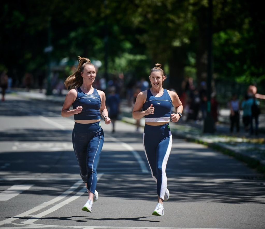 2 dames zijn aan het hardlopen op een asfalt weg