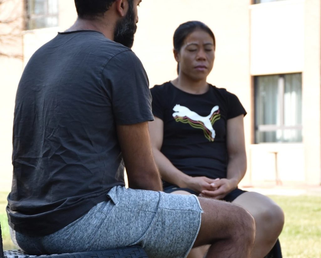 Een man en vrouw in PUMA kleding zijn samen aan het mediteren