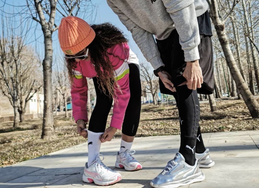 Twee mensen in een park bereiden zich voor om te gaan hardlopen